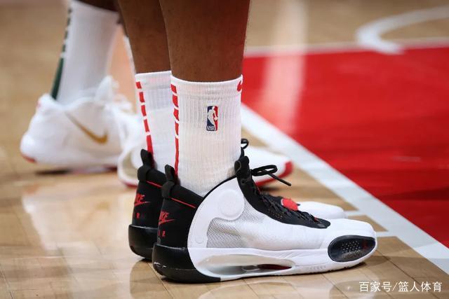 最强阵容!詹库杜恩末节合砍29分 美国13分逆转